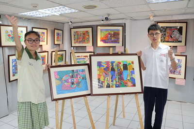 自閉症張恩博（右）「台灣藍鵲」和賴群靖「我是一隻魚」在展覽會場吸睛