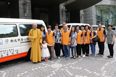 佛教懷仁基金會和三峽普賢寺捐贈3輛復康巴士給新北市