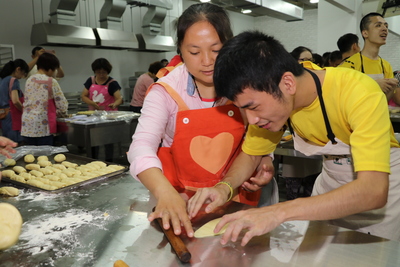 八里樂山教養院院生在烘焙老師的指導下開心的擀皮 手作蛋黃酥