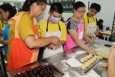 烘焙老師指導八里樂山教養院院生手作蛋黃酥
