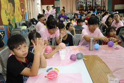 紅豆社志工陪伴瑞濱國小孩子一起創作願望球