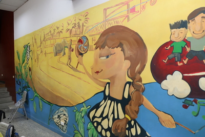 瑞濱國小藝術與品格教育營隊 由紅豆社志工和孩子共同創作的大壁畫
