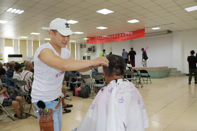 日式威廉髮藝集團師傅在現場幫街友義剪