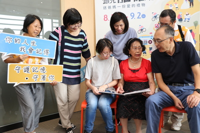 吳宜臻（左3）為75歲的外婆陳素蘭（穿紅衣者）製作繪本 外婆特別喜歡獲得模範母親和結婚照