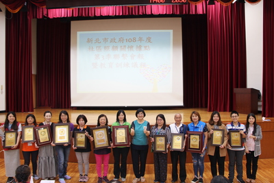 張錦麗頒贈「據點楷模」和「長照楷模」給入圍金點獎的團體和個人