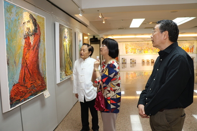 張錦麗和劉來通觀賞柳清松（左）達摩畫展