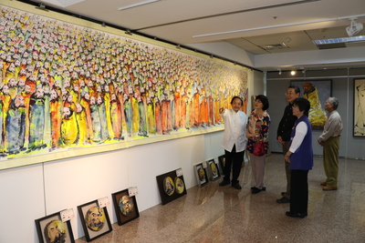 張錦麗和劉來通觀賞柳清松（左）1080尊達摩畫巨作