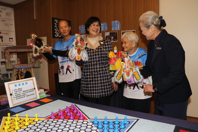 今年87歲的蔡金鳳阿嬤（右2）在慈濟照顧關懷據點內快樂學習布袋戲
