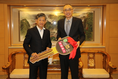 新潤（華潤）建設董事長黃文辰（左）捐贈復康巴士鑰匙  由謝政達副市長代收