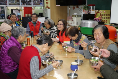 長輩喜歡到社區據點運動、共餐   後排中為前理事長林志隆
