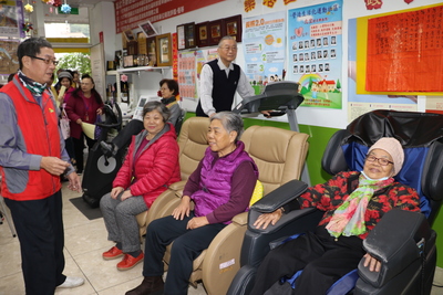 長輩喜歡到社區據點運動、共餐  左為前理事長林志隆