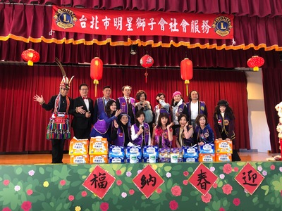 台北市明星獅子會除了獻唱歌舞  還捐贈許多尿布給八里愛心教養院  後排左4為現任會長陳茂本