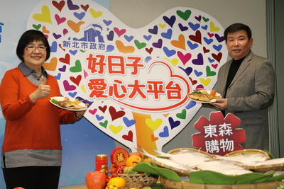 東森購物執行長彭鴻珷（右）代表捐贈白鯧魚給新北市弱勢家庭    由張錦麗局長代收