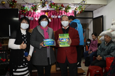 張錦麗局長（中）特別帶4盒口罩共200個到板橋恩友中心致贈  並提醒勤洗手  防止肺炎病毒感染