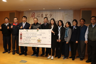張用九榮民遺產捐贈  由退輔會副主委李文忠（左3）代表捐贈給新北市5家育幼機構