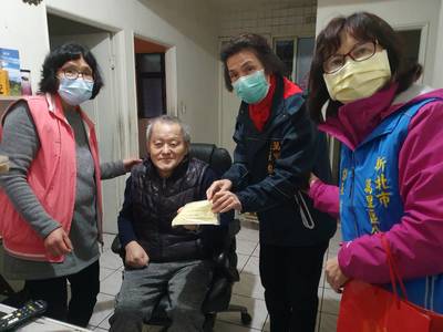 萬里區長粘雪琴（右2）和公所同仁親送口罩到獨居身障行動不便者家中