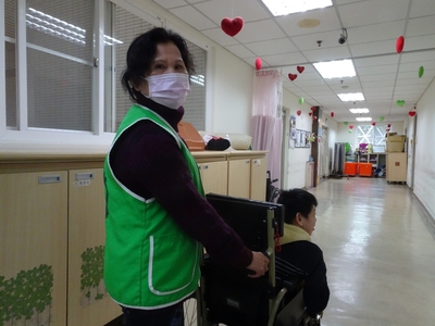 何秋菊副隊長13年經常上山到八里愛心幫忙照顧、推送院生