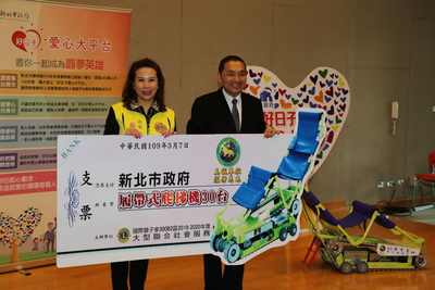 國際獅子會300B2區總監蔡秀雲（左）代表捐贈30台爬梯機  由侯友宜代收