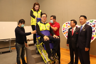 國際獅子會300B2區總監蔡秀雲和秘書長何彥鋒親自體驗爬梯機
