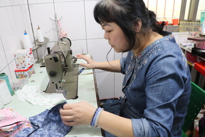 有20年拼布藝術包經驗的邱雅韻負責車縫口罩套