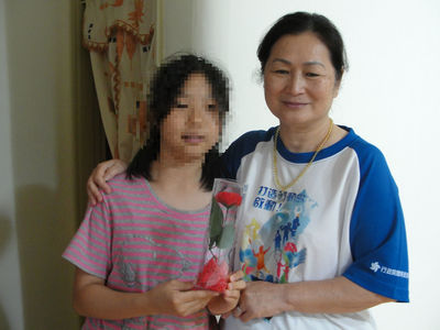 寄養童在結束寄養離開後  還在母親節當日購買花束送給周淑蘭  祝她母親節快樂