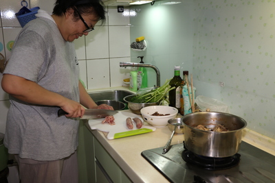 月嫂謝淑娟幫忙烹煮月子餐燒酒雞
