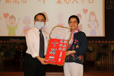 游惠玲（右）以父母游嘉興、陳採琴名義 捐贈10萬元老人共餐獎勵金  由林昭文副局長代收