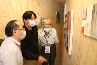 油畫家呂易倫（中）與強叔（右）共融創作一系列家景作品  左為社會局副局長林昭文