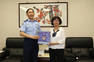 空軍作戰指揮部副參謀長劉兆瑞上校贈送紀念品給許秀能副局長  感謝7年來協助空軍招募人才