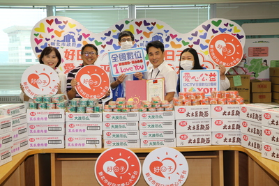 全國數位有線電視經理陳翔（右2）代表公司捐贈尿片及大批罐頭  由社會局專委黃逢明（左2）代收