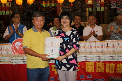 三重力行聖賢宮捐贈的平安米是高品質的壽司米  由主委李志能（左）代表致贈給社會局長張錦麗