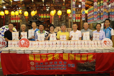 三重力行聖賢宮主委李志能（右5）代表捐贈8千斤平安米  由社會局長張錦麗（右6）代表受贈