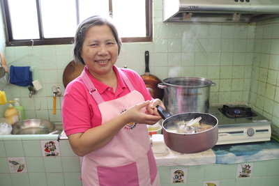 林碧桂幫忙煮木瓜魚湯  讓產婦增加奶量