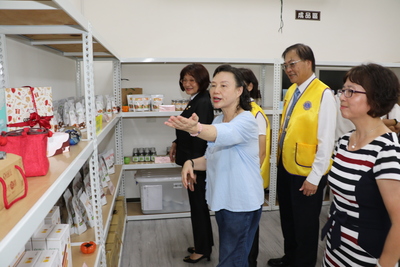 新生活創辦人羅素如（左2）介紹珍媽工坊所生產的各項產品  幫助單親媽媽工作自立