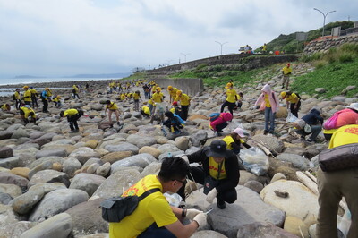 DHL90位企業志工和家屬  在金山跳石海岸進行淨灘