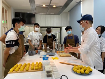 許燕斌老師（右）教培力園少年如何製作蛋黃酥