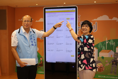 張錦麗局長（右）和五股洪崇璉區長示範網路投票