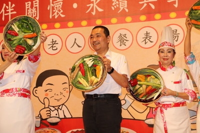 情生藝動舞團用新鮮蔬果舞出「天下第一味」  侯友宜市長特別鼓勵合影
