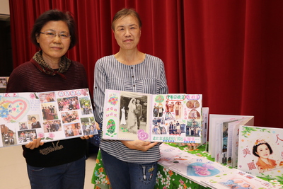 周麗卿（左）和嫂嫂周王素貞陪媽媽一起完成「阿祖、阿嬤、媽媽」的生命繪本  兩人也各自做了 一本