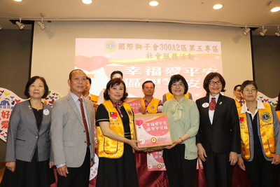 國際獅子會300A2區第五專區主席溫小慧（左3）代表捐贈  由張錦麗局長代收  右2為黃美麗總監