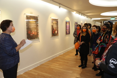 女性外交使節團參訪新北市婦女中心  由中心主任張琳（左）解說「月兒又圓了-月經、女人、健康」特展的意涵