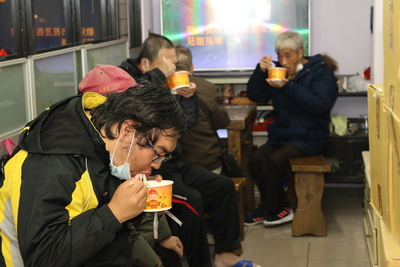 街友在外展中心享用湯麵熱食