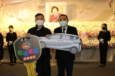 蔡家福（左）代表遺族家屬  以母為名捐3輛社福專車  由侯友宜代表受贈