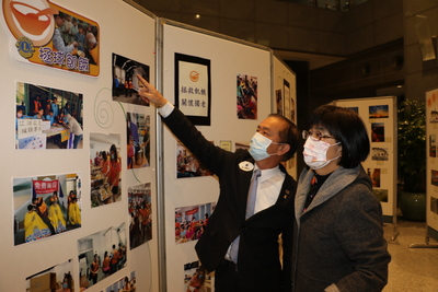 國際獅子會300B2區總監梁金生（左）帶領張錦麗局長觀賞攝影展