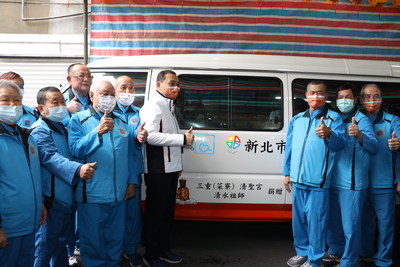 三重清聖宮主委邵金萬（右3）和管委會委員捐復康巴士  由侯友宜市長（左側右1）代表受贈