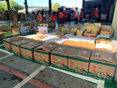 板橋果市捐贈大批高麗菜  社福中心的理菜志工到場幫忙整理搬運給社福據點