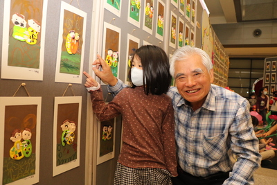板橋區72歲的張樹仁找到孫子張耘恩的畫作  非常的開心  他說一定會義買收藏
