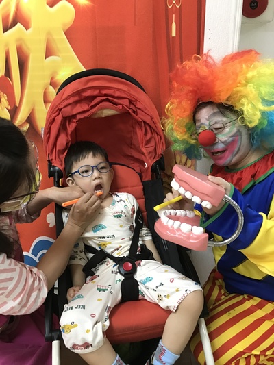 勛勛配合小丑醫師的故事「蛀牙蟲一家」演出  陳毓珍用大牙齒講解正確的刷牙方法