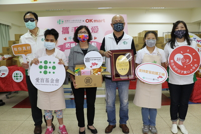 愛盲基金會董事長謝邦俊（右3）代表捐贈  由社會局副局長許秀能（左3）代收