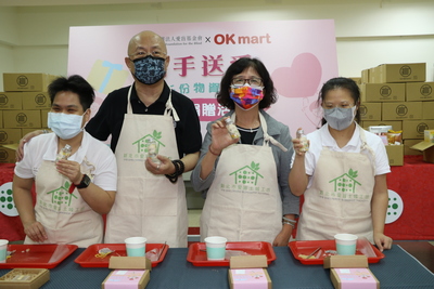 視障者小敏（左1）和愛盲基金會董事長謝邦俊（左2）、社會局副局長許秀能（左3）一起製作手工皂